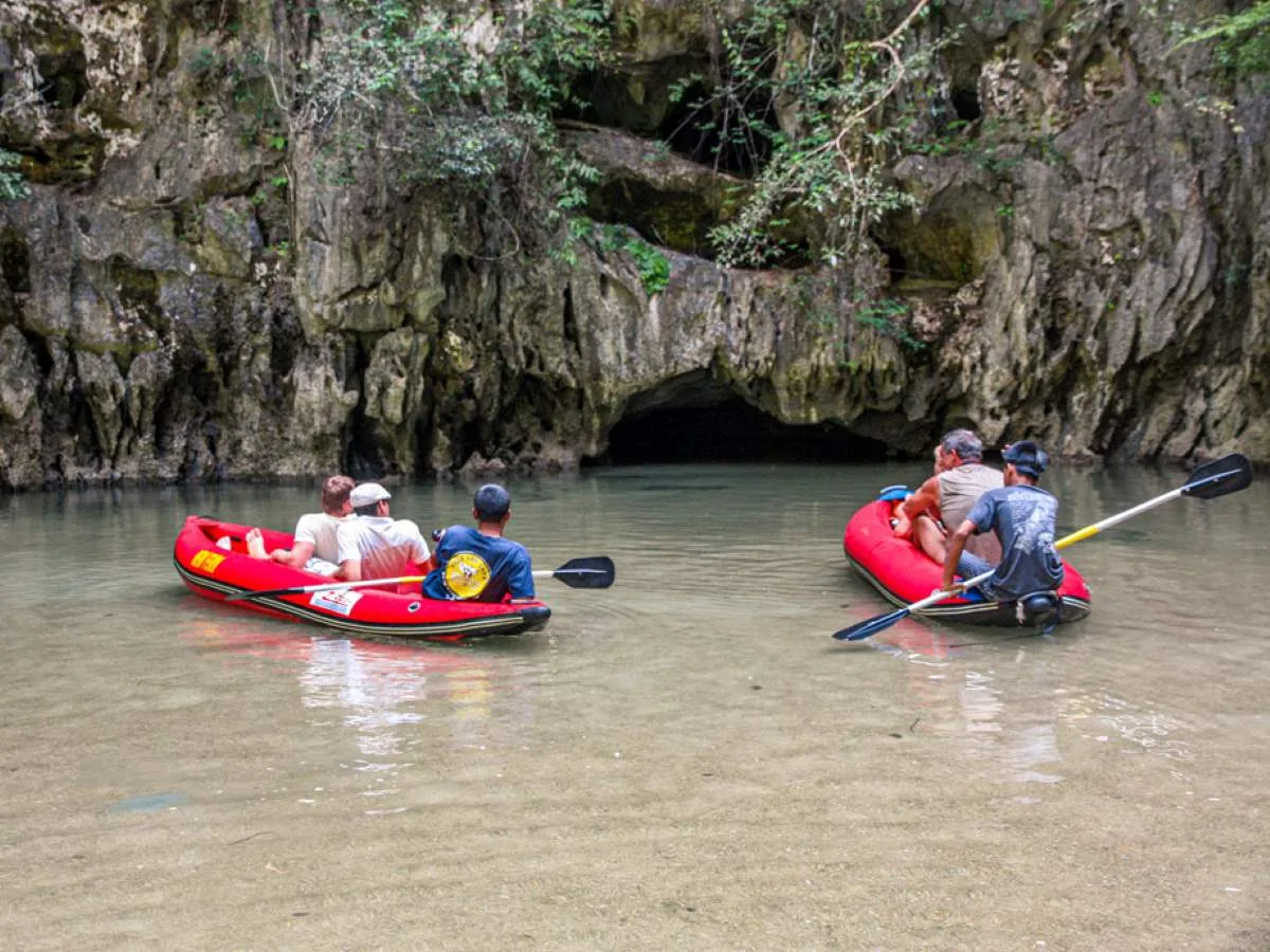 Canoe tour inside Hong Island's hidden lagoon