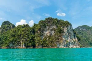 Hohe Kalksteinkarstfelsen über dem türkisfarbenen Cheow-Lan-See, Khao-Sok-Nationalpark
