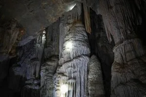 Stalaktiten und Sinterformationen im Licht der Taschenlampe in einer Kalksteinhöhle am Cheow-Lan-See, Khao Sok