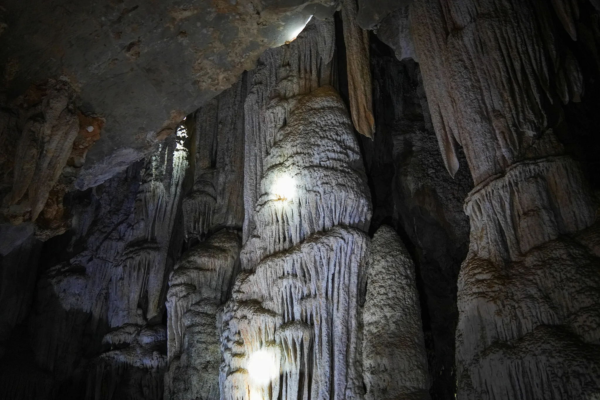Stalaktiten und Sinterformationen im Licht der Taschenlampe in einer Kalksteinhöhle am Cheow-Lan-See, Khao Sok