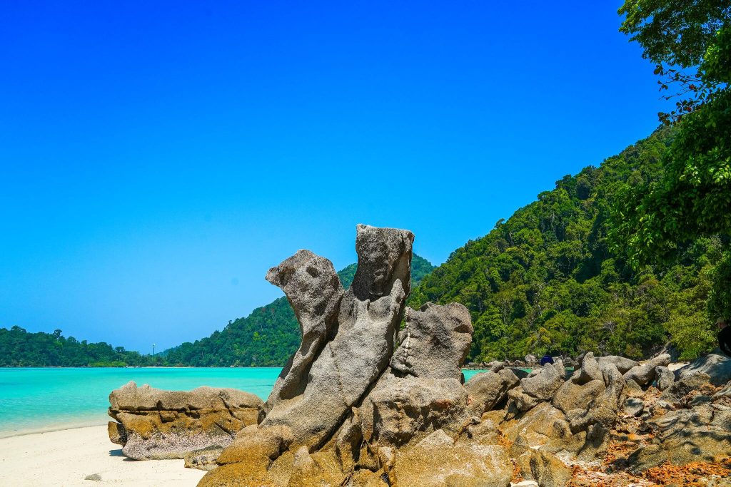 Beste Reisezeit Für Die Surin-Inseln: Ein Saison-Leitfaden - Surin Islands Snorkeling 04 Verwitterte Granitfelsen An Einem Weißen Sandstrand Mit Türkisfarbenem Wasser Und Dschungelhügeln, Surin-Inseln