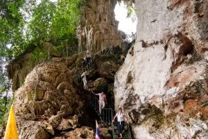 Stufen in die Kalksteinhöhle des Wat Tham Phaya Nakharat (Drachenhöhlentempel), Phang Nga