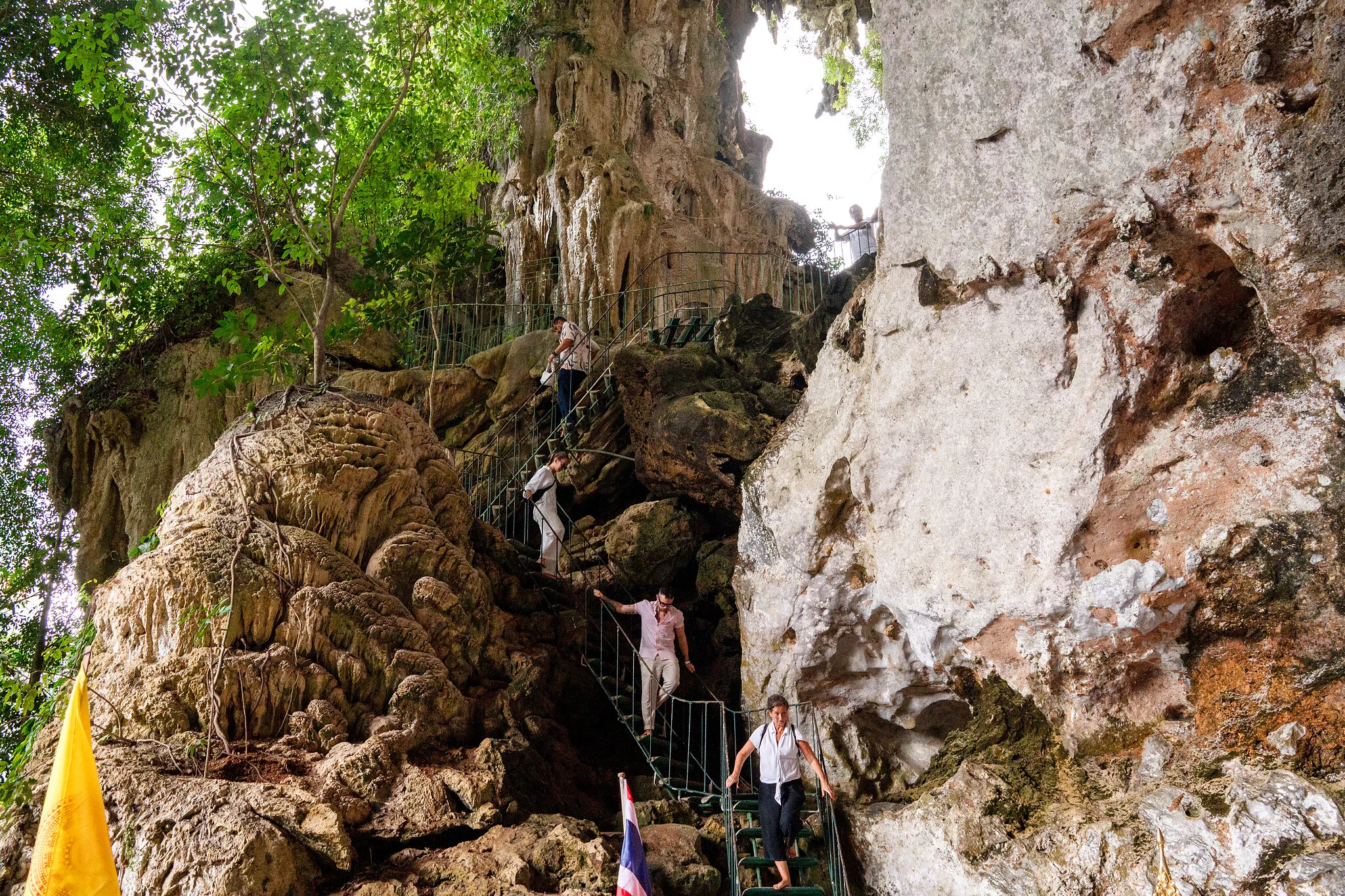 Stufen in die Kalksteinhöhle des Wat Tham Phaya Nakharat (Drachenhöhlentempel), Phang Nga