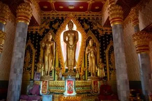Goldene stehende Buddha-Statuen in der Ordinationshalle des Wat Bang Riang, Phang Nga