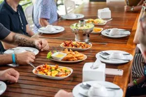 Thailändisches Meeresfrüchte-Mittagessen zum Teilen im Restaurant am Fluss – Amazing 3 Temples Tour