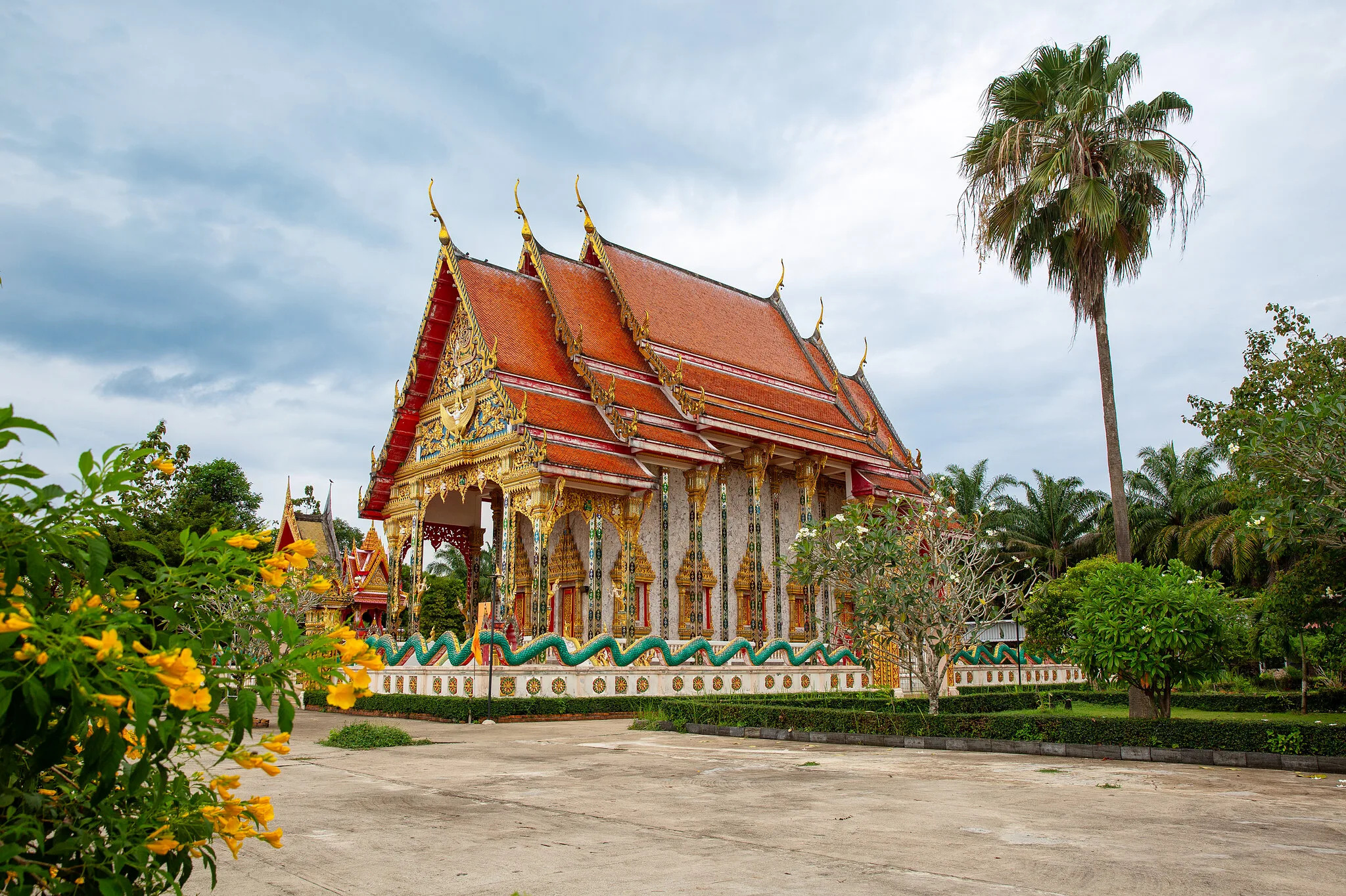 Ordinationshalle mit rotem Dach des Wat Manee Sri Mahathat in Phang Nga