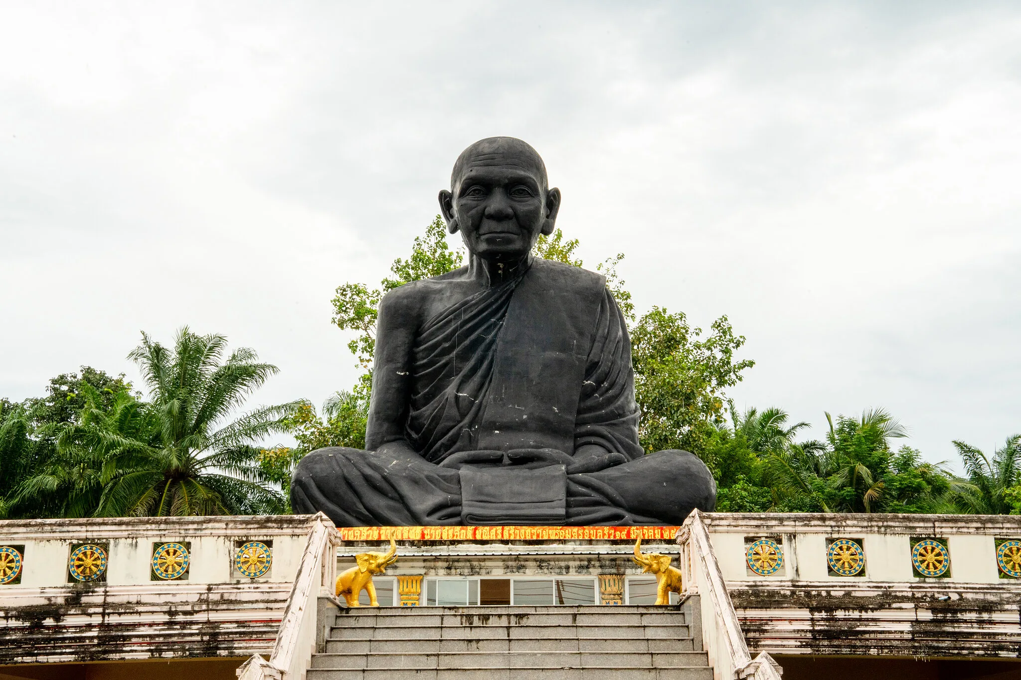 Riesige schwarze Statue eines verehrten sitzenden Mönchs im Wat Manee Sri Mahathat, Phang Nga