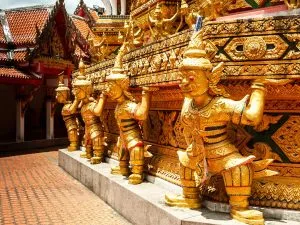 Prächtiger buddhistischer Tempel in der Nähe von Khao Lak