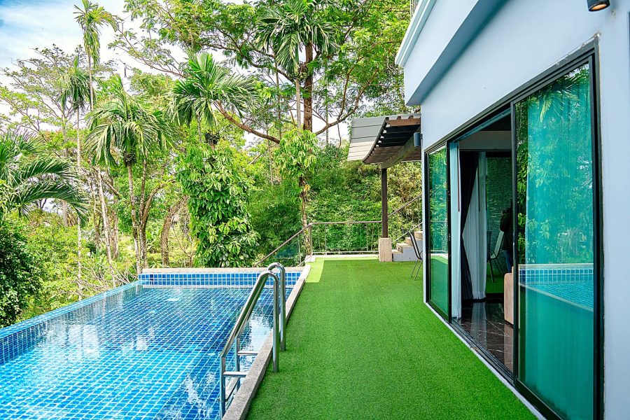 Private infinity pool of the Tropical Villa Khao Lak overlooking the jungle