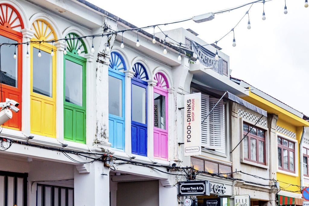 Regenbogenfarbene Fenster sino-portugiesischer Ladenhäuser in der Altstadt von Phuket, Heimat der Sunday Walking Street