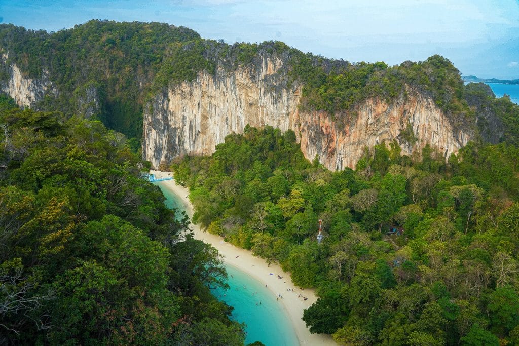 Transfer Khao Lak nach Krabi - krabi 4 island tour 01 Strand und Kalksteinfelsen von Koh Hong vom 360-Grad-Aussichtspunkt der Insel, Krabi, Thailand