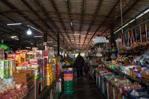 Lokale thailändische Markthalle voller Snacks und Lebensmittel – ein Stopp auf dem Weg nach Khao Sok
