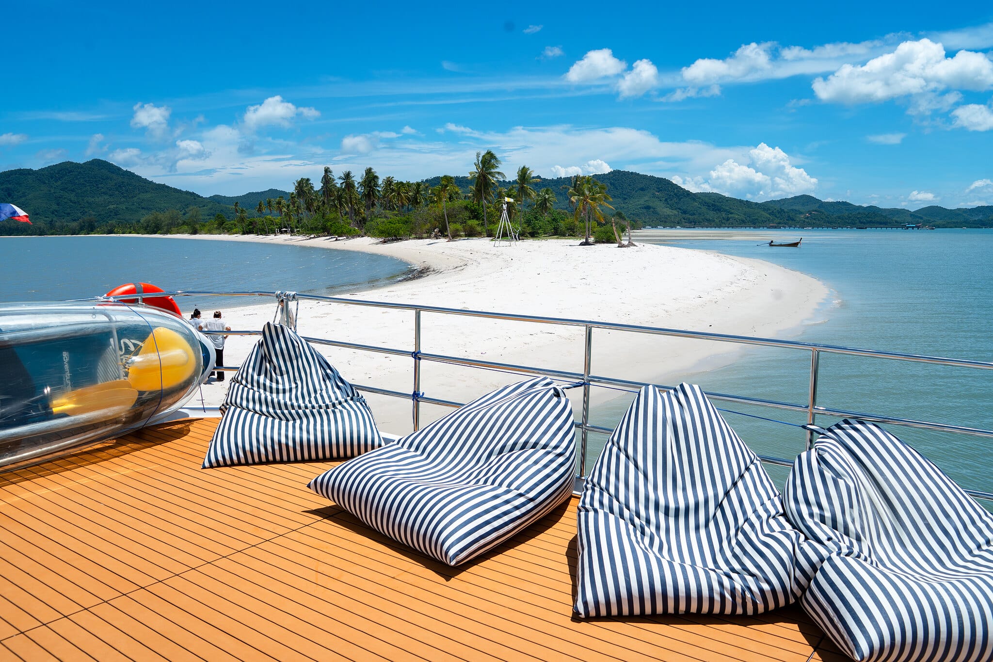 Sonnendeck mit gestreiften Sitzsäcken mit Blick auf eine weiße Sandbank – Phang-Nga-Bucht-Kreuzfahrt