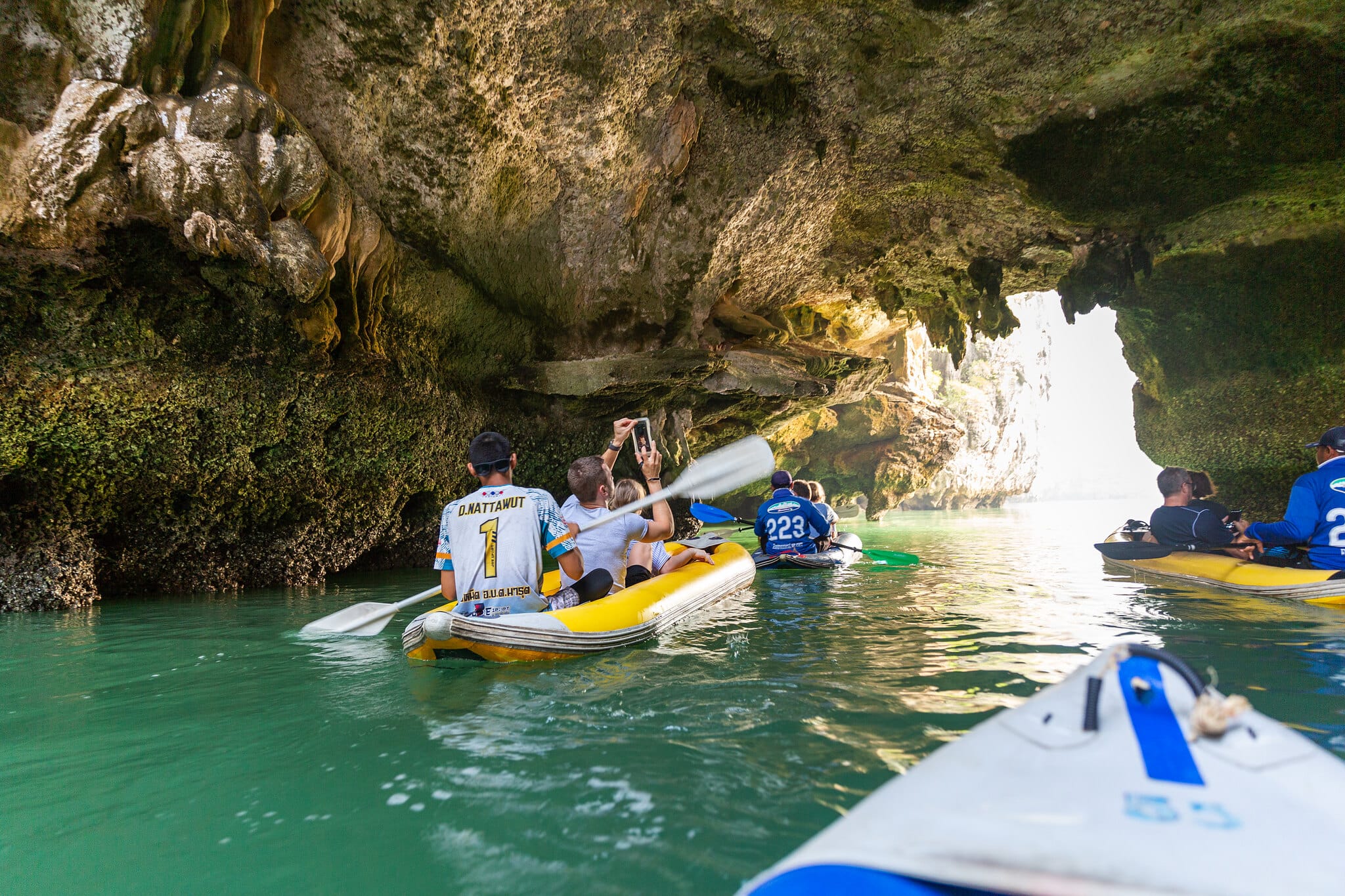 Kanus paddeln in eine Meereshöhle auf Koh Hong – Sonnenuntergangsfahrt in der Phang-Nga-Bucht