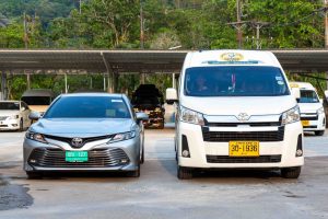 Une Toyota Camry et un van Toyota Commuter de KLLD au dépôt de Khao Lak