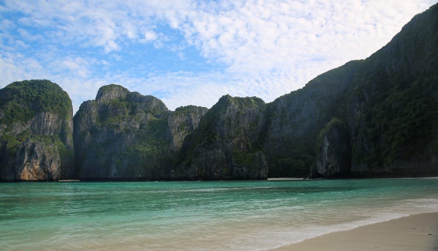 Plage De Sable Blanc De Maya Bay Entourée De Hautes Falaises Calcaires Sur L'Île De Phi Phi Leh