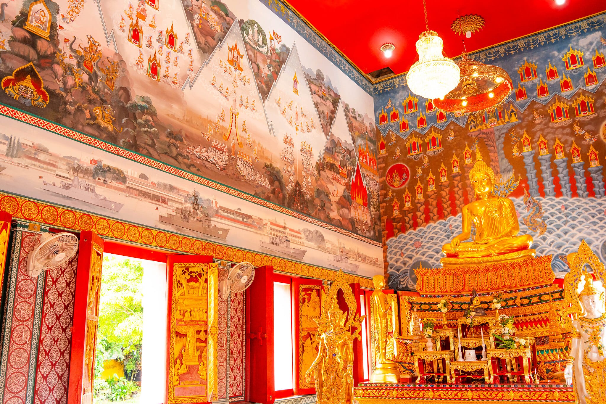 Autel du Bouddha doré et peintures murales dans un temple bouddhiste visité lors de la Khao Lak Expedition